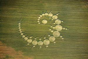 4.) Julia Set Spiral Crop Circle - mužská a ženská polarita v rovnováze, Stonehenge, UK (1996)